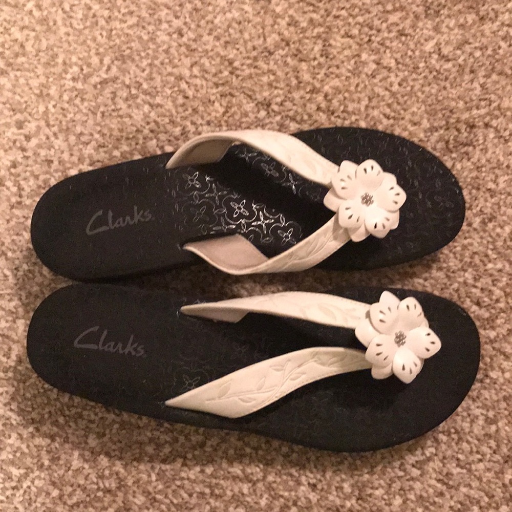 Clarks VGUC sandals with white straps and flowers